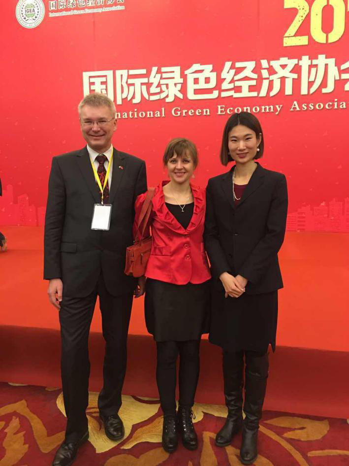  捷斯中合作協(xié)會監(jiān)事會員Rudolf Zachoval（左一）、Sarka Zhang（左二）與 仟億達劉總（右一）合影