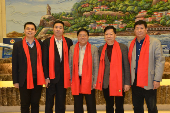 仟億達(dá)集團(tuán)董事長鄭兩斌（左一）、陜西廈門商會會長陳信雄（左二）、與廈門市人原副主任汪興裕（正中）、廈門駐京辦主任王飛（右二）廈門企業(yè)商會會長蔣清林（右一）